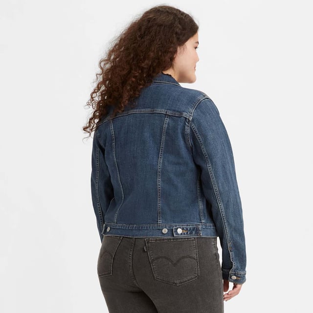 Womens Levis Original Trucker Jacket in denim.- Point collar.- Front button placket.- Deep inside pockets.- Side and chest pockets.- With an easy shape and versatile weight.- Slim fit.- 99% Cotton  1% Elastane.- Ref: 299450014