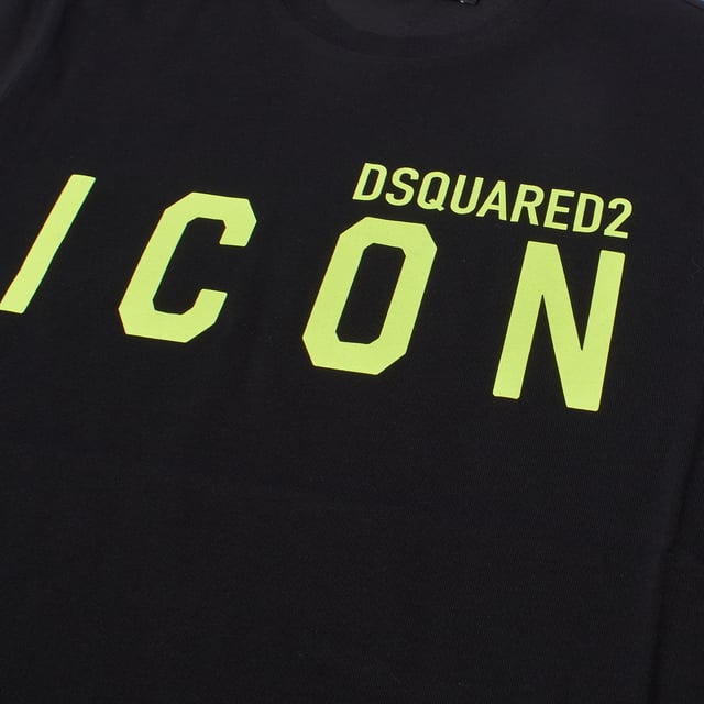 Camiseta de manga corta y cuello redondo para niños de Dsquared2, con un ajuste cómodo y relajado que proporciona una holgura sin perder estructura.

Confeccionada en fibra de algodón de primera calidad, garantiza suavidad y transpirabilidad, ideal para el uso diario.

El diseño presenta el logo de la marca y el nombre de una colección importante impresos en el pecho, brindando un toque moderno y distintivo.

Perfecta para un look casual que equilibra comodidad y estilo, esta prenda representa la esencia relajada y versátil de Dsquared2.  
Composición: 100% Algodón  
Cuidado:  
- Lavable a máquina máx. 30ºC y ciclo delicado.  
- Usar detergentes suaves.  
- Secar en secadora a baja temperatura.  
- Planchar a bajas temperaturas.  
- No limpiar en seco.