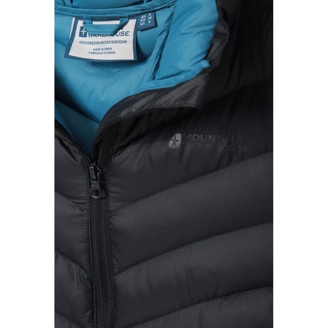 Outer Materials: 100% Nylon. Lining Material: 100% Nylon. Filling Material: 100% Polyester. Fabric: Microfibre. Design: Logo, Quilted. Fabric Technology: DWR Finish, Lightweight. Insulated. Cuff: Elasticated. Neckline: Hooded. Sleeve-Type: Long-Sleeved. Hood Features: Elasticated, Grown On Hood. Pockets: 2 Front Pockets. Fastening: Full Zip.