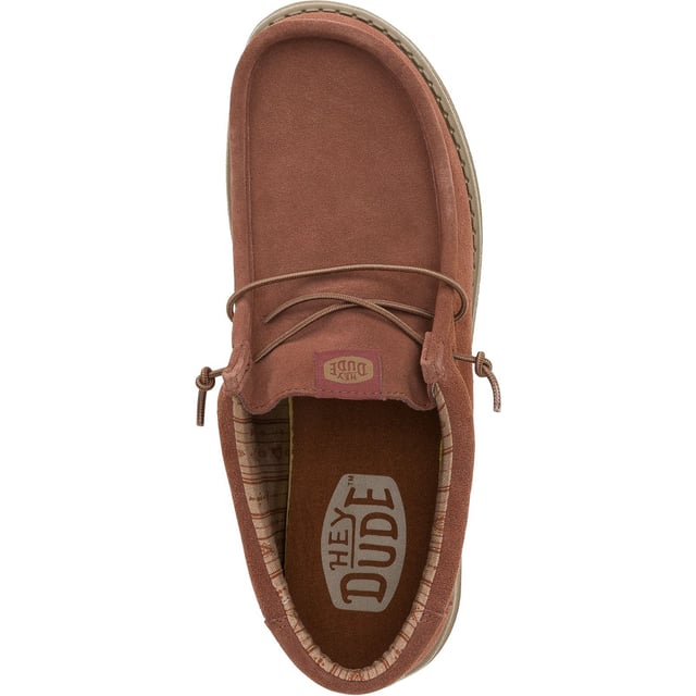 Es geht nichts über Wildleder. Von Tag zu Nacht. Arbeit und Freizeit. Der Wally Suede wertet jeden Look auf, ohne einen Schritt zu verpassen. Hochwertiges Wildleder, coole klassische Farben und ganztägiger HEYDUDE-Komfort.
