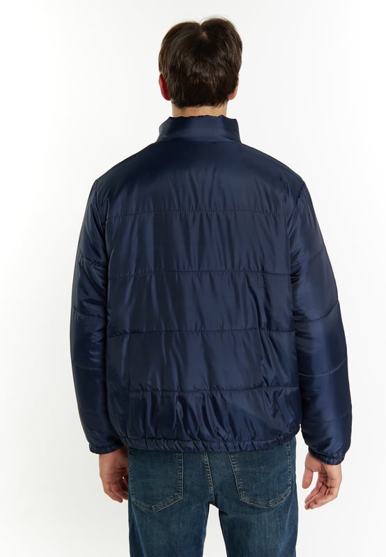 Licht, gewatteerd en met een zachte glans presenteert Mo dit gewatteerde blousonjack voor het komende herfst-winterseizoen. De hoge opstaande kraag biedt bescherming, evenals de verborgen ritssluiting met drukknoopsluiting. De elastische manchetten zorgen voor een ideale pasvorm en zorgen voor de finishing touch.  Jas