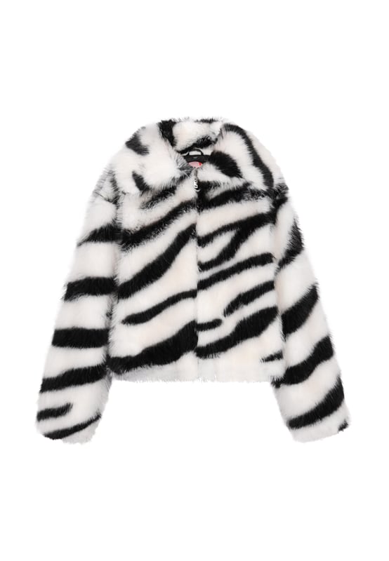 Laat je wilde kant zien met dit statement-jack met opvallend bontpatroon met zebraprint. De pluizige textuur straalt warmte uit, perfect voor koude dagen. Compleet met een kraag en lange mouwen, de kortere snit en de zichtbare ritssluiting voegen een vleugje edgy verfijning toe aan dit outwear-stuk.  Jas