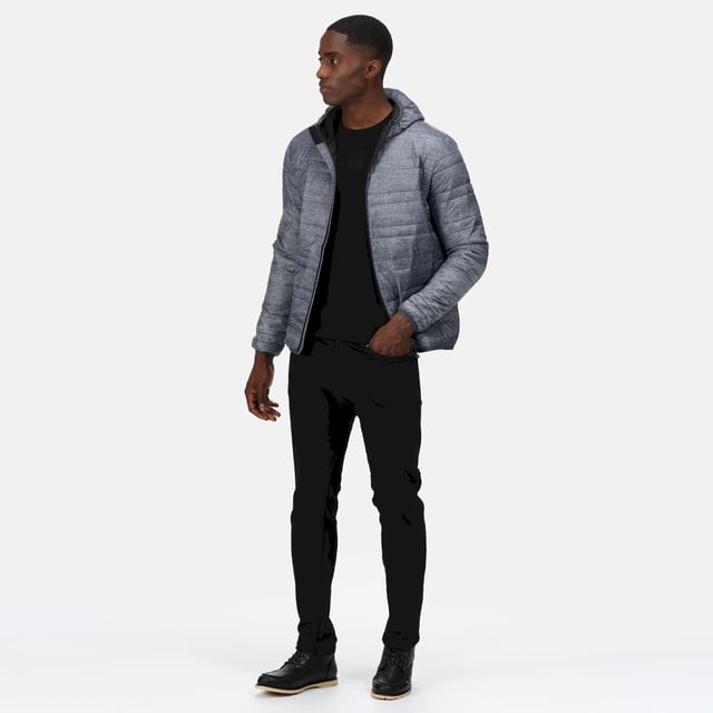 Materiaal: 100% polyester. 37gsm. Ontwerp: Gewatteerd. Stoftechnologie: Isolerend, Warmloft, Waterafstotend. Packaway. Halslijn: Kapitein. Mouwtype: Met lange mouwen. Eigenschappen van de kap: Gegroeid op de kap. Bevestiging: Volledige ritssluiting.