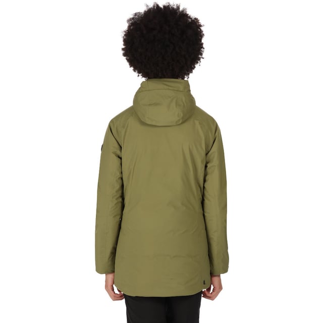 Waterdichte en ademende Isotex 8000 gerecycleerde 100% polyester stretchstof. Gerecycled materiaal en vulling gemaakt van ongeveer 18 plastic flessen (500ml formaat). Ademendheidsclassificatie 8.000g/m2/24 uur. Duurzame waterafstotende afwerking. Getapete naden. Gevoerde polyamide voering. Donsvrij - premium synthetische donsisolatie. Vulling van gemiddelde gewicht. Aangehechte capuchon met een gevoerde kraag aan de binnenkant. Hi-tech waterafstotende 2-wegs rits aan de voorkant. 2 lagere zakken met rits. Binnenzak met rits voor veiligheid. Verstelbare manchetten.