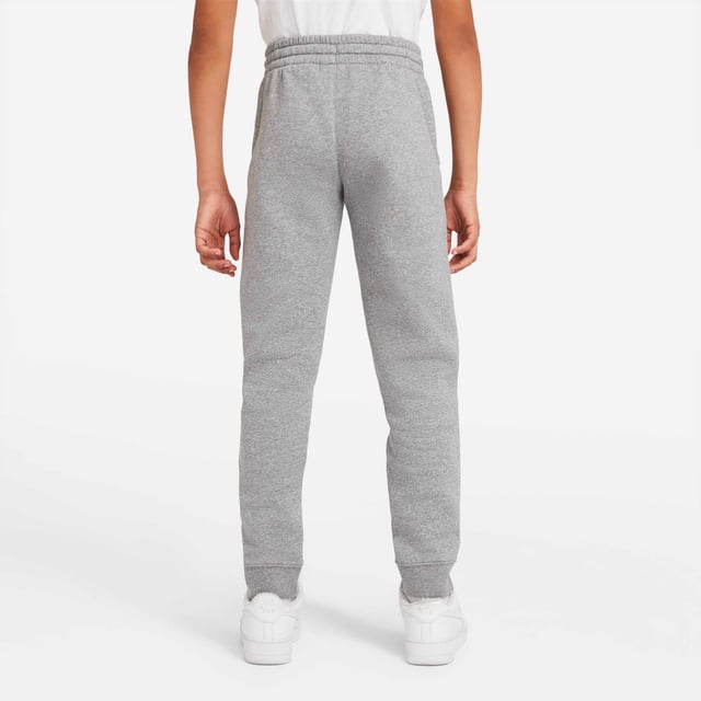 Color: Gris Cintura: Regular Detalles: Logo Nike en el lateral Cierre: Cordones Largo: Regular Ajuste: Slim Uso: Deportes y tiempo libre