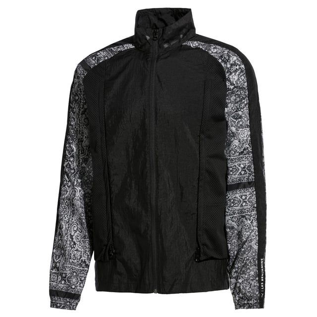 Puma x Les Benjamins Logo Men's Black Track Jacket - een gedurfde fusie van urban stijl en eigentijds design, gemaakt in samenwerking met Les Benjamins, ontworpen om je streetwear game te verbeteren met een vleugje edge en onderscheidende flair.

Belangrijkste kenmerken:

 1. Unieke samenwerking:  Het Puma x Les Benjamins Logo Black Track Jacket is het resultaat van een samenwerking die de expertise van Puma op het gebied van sportkleding combineert met de unieke artistieke visie van Les Benjamins. Deze samenwerking levert een opvallend stuk op dat zowel modieus als urban is.

 2. Strakke zwarte esthetiek:   De zwarte kleur van het trainingsjack straalt een gevoel van urban raffinement uit. Deze veelzijdige kleurkeuze voegt een element van moderniteit en scherpte toe aan je outfit.

 3. Eigentijds ontwerp:   Het track jacket heeft een eigentijds ontwerp dat zowel sportkleding als streetwear elementen bevat. De strakke lijnen, gedurfde merkopdrukken en unieke details maken het een opvallend stuk.

 4. 4. Comfortabele pasvorm:   Het track jacket is gemaakt met comfort in gedachten en biedt een relaxte pasvorm die niet ten koste gaat van de stijl. Het is ontworpen voor zowel casual uitjes als actieve bezigheden.

 5. Onderscheidend merk:   Het Puma x Les Benjamins Logo Black Track Jacket is prominent voorzien van zowel het Puma- als het Les Benjamins-merk, waarmee de samenwerking op het gebied van authenticiteit en vooruitstrevende mode wordt benadrukt.

 6. Veelzijdige styling:   Het strakke zwarte ontwerp en eigentijdse silhouet van het track jacket maken het veelzijdig voor verschillende gelegenheden. Draag het met joggers voor een sportieve look of combineer het met jeans voor een moeiteloos trendy ensemble.

 7. Omarm stedelijke elegantie:   De Puma x Les Benjamins Logo Men's Black Track Jacket staat voor stedelijke elegantie en biedt een gemakkelijke manier om je individuele stijl te uiten met een mix van moderniteit en onderscheidend design.
