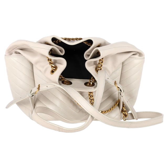VINTAGE, RRP SOM NY
Elegant minimalism möter vardagsfunktionalitet
Saint Laurent Joe Ryggsäck i krämfärgad lammnappa kombinerar stil med funktionalitet på ett enastående sätt. Den lyxiga, mjuka lammnappan ger en upphöjd känsla till den klassiska ryggsäckdesignen, medan den mångsidiga krämfärgen säkerställer att den kompletterar vilket outfit som helst. Med gott om förvaringsutrymme, justerbara remmar och en elegant, strömlinjeformad silhuett är denna ryggsäck perfekt för både vardagliga äventyr och kvällsutflykter. Gör ett uttalande av raffinerad sofistikering vart du än går.

Saint Laurent Joe Ryggsäck i Krämfärgad Lammnappa
Färg: vit | Kräm
Material: Läder | läder
Skick: Mycket bra
Storlek: En storlek | En storlek
Tecken på slitage: Mindre slitage vid basen av väskan
SKU: 446745 / NAPBKGBBA361648W  
Dimensioner: Längd: 300 mm, Bred: 150 mm, Höjd: 200 mm