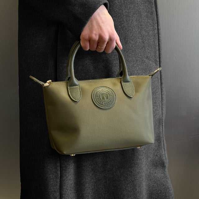 Handtasche - Reißverschluss - Innenaufbewahrung - Innenfach mit Reißverschluss - Innenfächer für Laptop und Schlüssel - Innenfutter aus Stoff - ATELIERS SAINT GERMAIN Logo - Genarbtes Leder und recyceltes Canvas-Finish