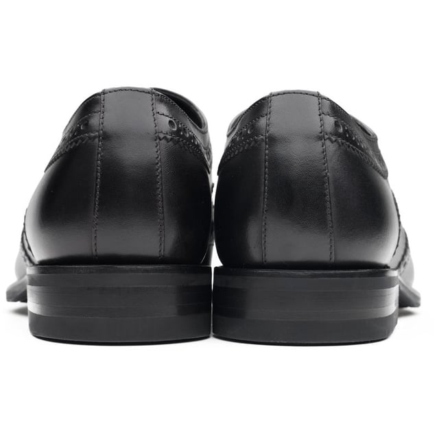 Zapatos negros Loake Maxted para hombre, confeccionados en piel y suela de goma. Incluye: plantilla de piel, ribete Goodyear, suela de goma y detalle brogue.