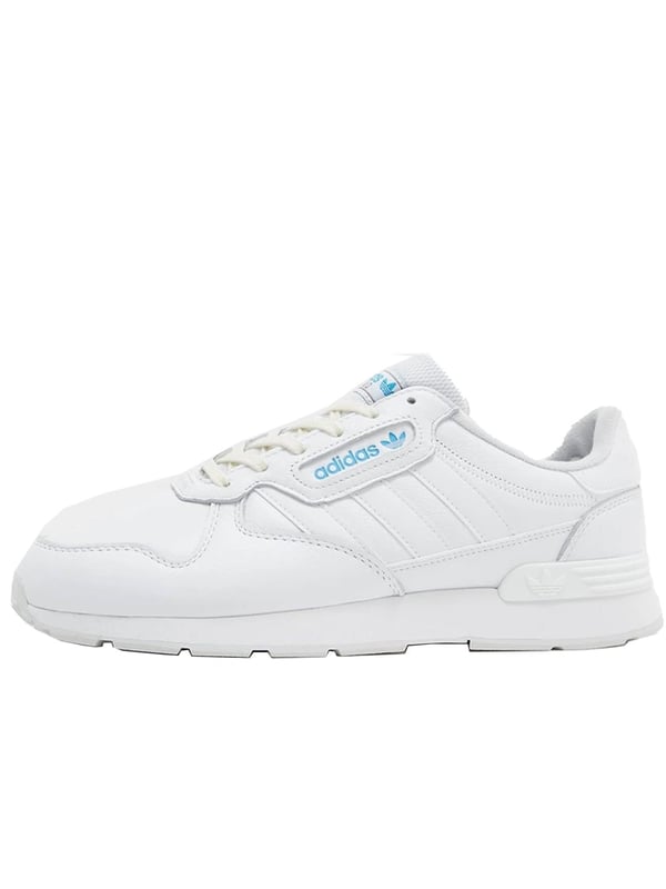 Tauche ein in die Nostalgie der 80er mit den Trezoid 2 Herrensneakern von adidas Originals. Inspiriert von klassischen Designs, verfügen diese Sneaker über ein weiches und strapazierfähiges Obermaterial aus Vollnarbenleder in Weiß und Dash Grey, kombiniert mit einer atmungsaktiven Textilzunge. Die EVA-Zwischensohle bietet langanhaltende Dämpfung, während der stützende Fersenclip zusätzliche Stabilität gewährleistet. Eine Gummiaußensohle und tonale 3-Streifen vervollständigen den Vintage-Look.