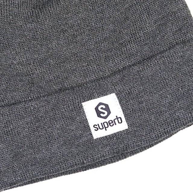 Gebreide muts Superb
 Geborduurd logo op de voorkant.
 Samenstelling: 100% acryl
 Onderhoud:
- Wassen op max. 40ºC.
 - Geen bleekmiddel gebruiken.
 - Strijken op lage temperatuur.
 - Niet chemisch reinigen.
 - Geen droger gebruiken.