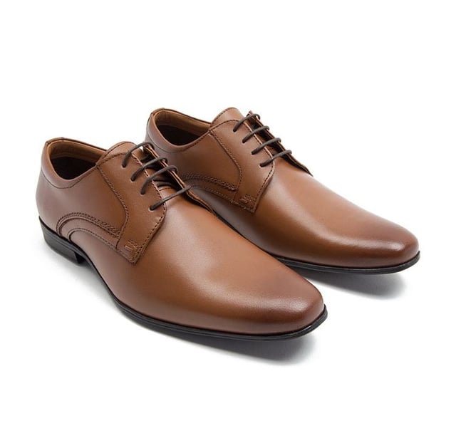 Step into your suiting in style with the Thomas Crick Ormond Leather Derby Shoes. Designed to offer a classic and contemporary look, built from premium leather uppers and hard wearing manmade soles.