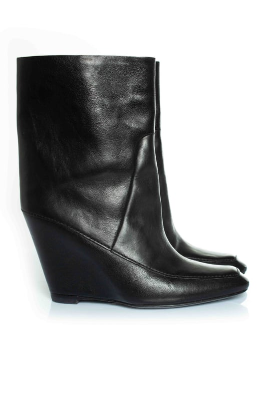 VINTAGE, RRP AS NEW
Alexander Wang, hidden platform ankle boots in black. The item is in very good condition.  CONDITION: very good condition

SIZE: 38

INSOLE MEASUREMENTS: 25 cm

HEEL MEASUREMENTS: 10 cm PLATFORM: 1 cm

SHAFT HEIGHT: 15 cm WIDTH TOP: 15 cm

MATERIAL: leather

COLOUR: blackMeasurments:
