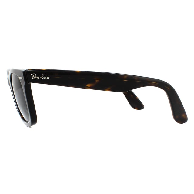 Las gafas de sol Ray-Ban Wayfarer 2140 Tortoise Green G-15 polarizadas medianas de 50 mm son uno de los estilos de gafas de sol más conocidos y vendidos en todo el mundo, y son muy populares entre famosos, músicos y artistas. Su distintivo diseño angular y su montura gruesa son toda una declaración de estilo, y Ray-Ban utiliza constantemente colores y diseños vibrantes para actualizar este estilo clásico y popular. La ligera montura de acetato es cómoda y el logotipo de Ray-Ban aparece junto a las patillas aladas esculpidas en la esquina de la lente.