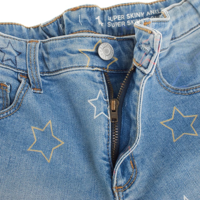 These girls' jeans combine style and functionality, with an elastic waistband at the back that provides comfort and easy adjustment.

 In addition, it has an invisible and adjustable waist adjustment system for a perfect fit.

 The classic five-pocket design gives it a timeless look, while all-over star print detailing adds a fun, modern touch.

 Its fitted cut from the hip to the ankles makes it an ideal option for a casual look with a youthful and original touch.
 Composition: 92% Cotton, 7% Lycra, 1% Elastane
 Care:
- Machine wash cold.
 - Use similar colors in the wash.
 - Avoid the use of bleaches.
 - Dry at low temperature in the dryer.
 - Iron at low temperature.
 - Do not dry clean.