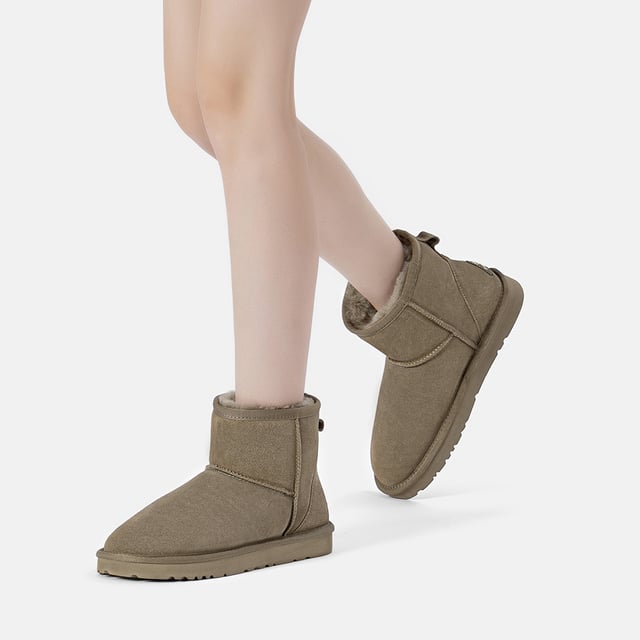 Discover the Ostrich Boots, a favourite among A-list celebrities, perfect for your winter wardrobe staple. These iconic boots effortlessly complement any outfit, whether you're relaxing at home or out running errands, seamlessly merging style with practicality for enduring comfort.

Product No. EAU3017

Description:
- Cow Suede Upper
Sheepskin Wool Insole and Lining
- EVA Sole