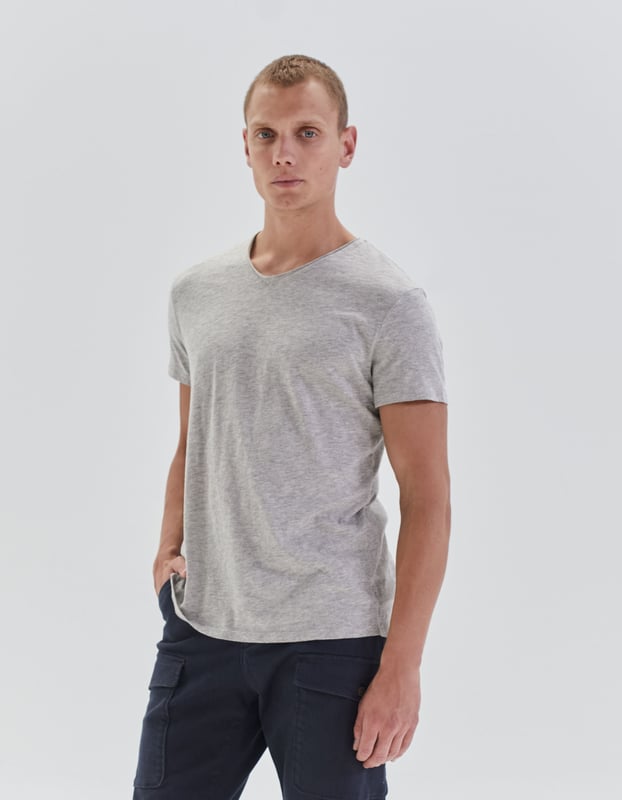 This grey T-shirt has short sleeves and regular fit.