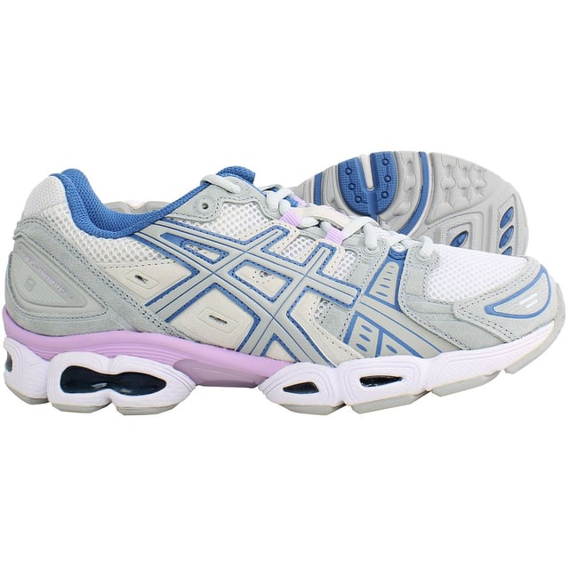Asics Gel-Nimbus 9 Zapatillas de Mujer en Gris, un pináculo de comodidad y rendimiento diseñado para elevar tu experiencia de carrera. Estas zapatillas están meticulosamente elaboradas para proporcionar una excepcional amortiguación, soporte y estilo para la corredora dedicada. Aquí están las características clave que definen el Gel-Nimbus 9:

 Amortiguación Gel Revolucionaria: El Gel-Nimbus 9 cuenta con la renombrada tecnología de amortiguación Gel de Asics, estratégicamente colocada a lo largo de la zapatilla para ofrecer una superior absorción de impactos. Esto garantiza un paseo suave y cómodo, minimizando el impacto en tus articulaciones y mejorando tu experiencia de carrera en general.

 Tecnología de Media Suela FluidRide: La media suela FluidRide ofrece una combinación perfecta de propiedades de rebote y amortiguación. Este material ligero pero duradero mejora la capacidad de respuesta de la zapatilla, asegurando una zancada suave y eficiente.

 Sistema Adaptable de Sujeción en el Talón: El Sistema de Sujeción en el Talón está diseñado para proporcionar un ajuste seguro y adaptativo alrededor del talón, minimizando el deslizamiento y asegurando estabilidad durante tus carreras. Esta característica es particularmente beneficiosa durante entrenamientos de alta intensidad.

 Parte Superior Transpirable y Ligera: Las zapatillas cuentan con una parte superior transpirable y ligera, permitiendo un flujo de aire óptimo para mantener tus pies frescos y cómodos. El diseño no solo mejora la transpirabilidad, sino que también contribuye a una sensación general de ligereza y agilidad.

 Sistema Guidance Trusstic para la Estabilidad: El Sistema Guidance Trusstic integra líneas de guía para mejorar la eficiencia de la marcha y proporcionar integridad estructural en la zona del mediopié. Este sistema contribuye a la estabilidad y soporte general durante tus carreras.

 Artesanía de Alta Calidad Asics: Asics es sinónimo de calidad, y las Zapatillas de Mujer Gel-Nimbus 9 en Gris muestran el compromiso de la marca con la excelencia. Estas zapatillas están diseñadas para resistir las exigencias del running regular, asegurando durabilidad y fiabilidad.