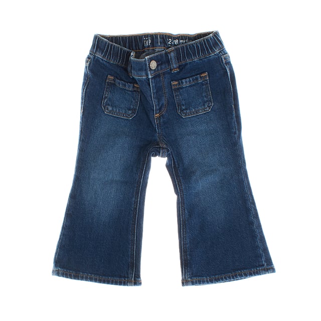 Este pantalón flare para bebé combina comodidad y estilo con un toque moderno. 

Su diseño ajustado en caderas y muslos se abre a partir de la rodilla para un clásico estilo acampanado que aporta movimiento y fluidez. 

Confeccionado en mezclilla de textura flexible, asegura un calce cómodo y adaptable para todo el día.

Cuenta con una cintura elástica sin cierre, lo que facilita su ajuste y colocación, acompañado de un práctico botón a presión. Incluye un total de 4 bolsillos, que aportan funcionalidad y un toque casual. 

Perfecto para el día a día, este pantalón ofrece un ajuste cómodo y práctico sin sacrificar el estilo.
 Composición: 99% Algodón, 1% Elastano
 Cuidados:
- Lavar a máquina con agua fría.
- Utilizar colores similares en el lavado.
- Evitar el uso de blanqueadores.
- Secar a baja temperatura en secadora.
- Planchar a baja temperatura.
- No lavar en seco.