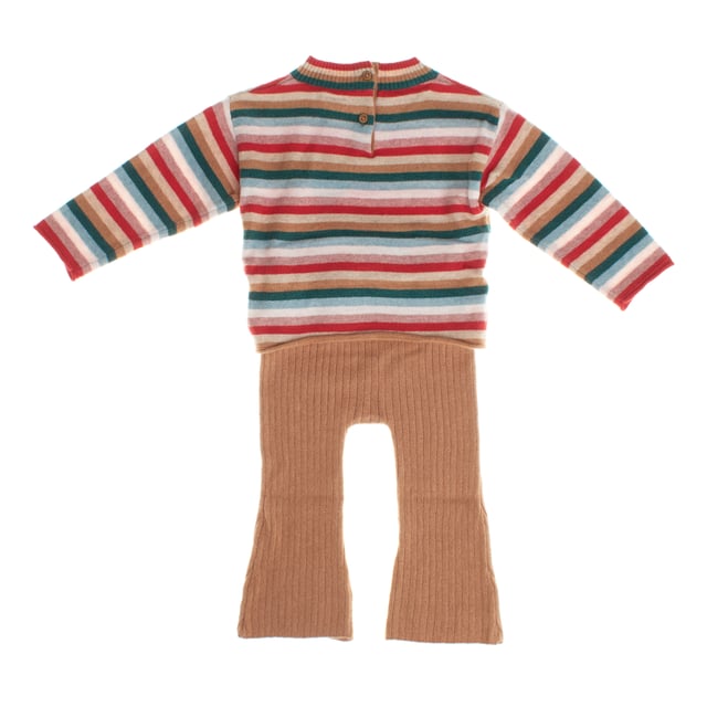 Conjunto para bebé compuesto por un jersey de manga larga y un pantalón a juego.

 El jersey, confeccionado en un tejido suave y cómodo, presenta un diseño de cuello redondo acanalado que facilita el ajuste y cuenta con un cierre de botones en la parte trasera, lo que facilita poner y quitar la prenda.

El pantalón, también elaborado en un material suave y flexible, cuenta con un diseño acanalado que asegura comodidad y permite un ajuste ceñido sin restringir el movimiento del bebé. 

Este conjunto es ideal para mantener a los pequeños abrigados y cómodos, al mismo tiempo que proporciona un look adorable y práctico para el día a día.
 Composición: Jersey: 53% Algodón, 47% Nylon; pantalón: 53% Algodón, 47%
 Cuidados:
- Lavar a máquina en agua fría  y ciclo suave.
- Usar detergentes suaves.
- Usar secadora a baja temperatura.
- Planchar a bajas temperaturas.
- No lavar en seco.