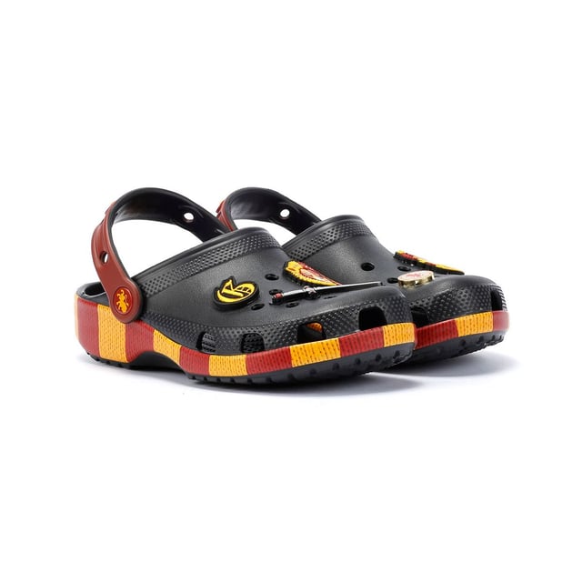 Deze Classic Clogs zijn geïnspireerd op Harry Potter's Gryffindor huissjaal in rood en goud en zijn lichtgewicht, watervriendelijk en drijvend. Met ademende ventilatieopeningen en draaibare hielriempjes voor een goede pasvorm zijn ze perfect voor fans die op zoek zijn naar stijl en comfort. Aanpasbare, exclusieve, op Gryffindor geïnspireerde Jibbitz™ bedels.