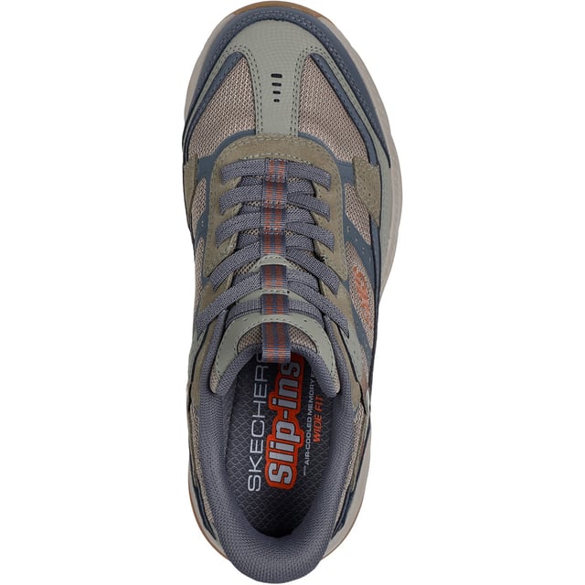 Een sportieve klassieke look krijgt een upgrade in duurzaam comfort met de Skechers Vigor AT. Deze slip-on heeft een suède bovenwerk met een Skechers Air-Cooled Memory Foam comfort binnenzool.
