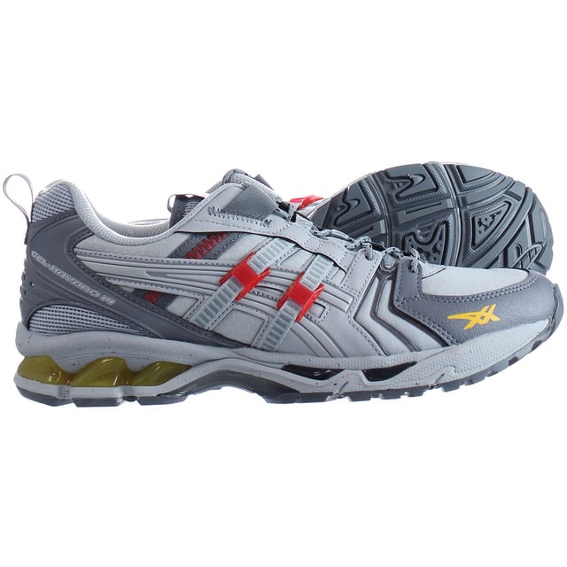 La zapatilla GEL-KAYANO™ 14 RE está diseñada para caminatas rápidas en entornos urbanos.

Para la parte superior, nos hemos inspirado en las rayas y los cordones ASICS de la zapatilla TRABUCO™ 8. Otras características, como la malla antidesgarro, las lengüetas de ajuste y la entresuela moteada, también contribuyen a sus influencias utilitarias.

El diseño se completa con un estampado inspirado en las actividades al aire libre y una entresuela moteada. Es un homenaje a nuestra herencia de running de alto rendimiento, pero reelaborada con una estética más urbana.