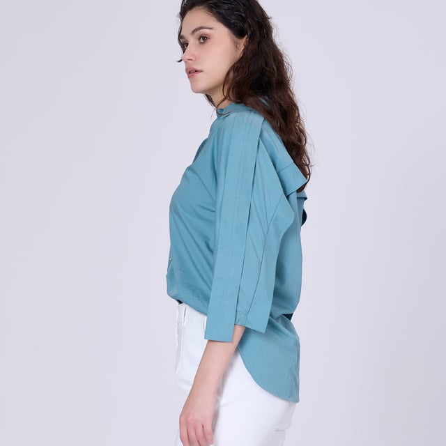 Een eenvoudig en elegant shirt gestructureerd met een lange riem die langs de schouders en armen loopt. Een informele uitstraling met 3/4 mouwen, een V-hals en een rechte lijn. Dit stuk wordt gesneden in een licht gladde popeline, ideaal voor de lente- en zomerseizoenen: geschikt voor informele uitjes, uitstapjes in de stad, het weekend en nog veel meer.
 Productdetails:
 Lengte: 68 cm
 Model draagt ​​maat 10
 Modelhoogte is 5 "7
 Vorm: recht
 3/4 mouwen
 V halslijn, Italiaanse kraag
 MIDDEN VOORKOPEN