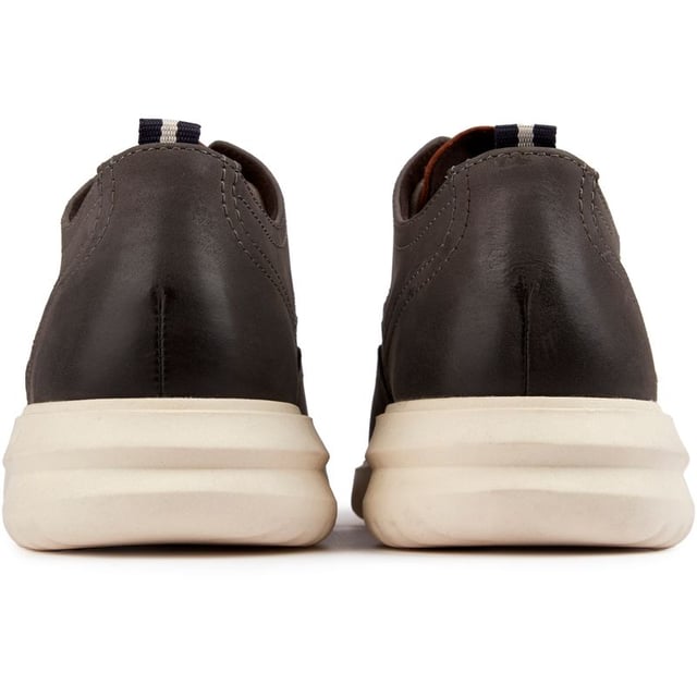 Luce elegante y siente la comodidad con los zapatos Grand+ Wingtip de Cole Haan. Confeccionadas con cuero nobuck rico con detalles brogue clásicos, estas puntas con cordones se realzan con la entresuela de EVA que amortigua cada paso. La plantilla moldeada reconforta tus pies mientras que la suela de goma proporciona tracción. Sumérgete en la sofisticación y camina erguido con lo mejor de Cole Haan.