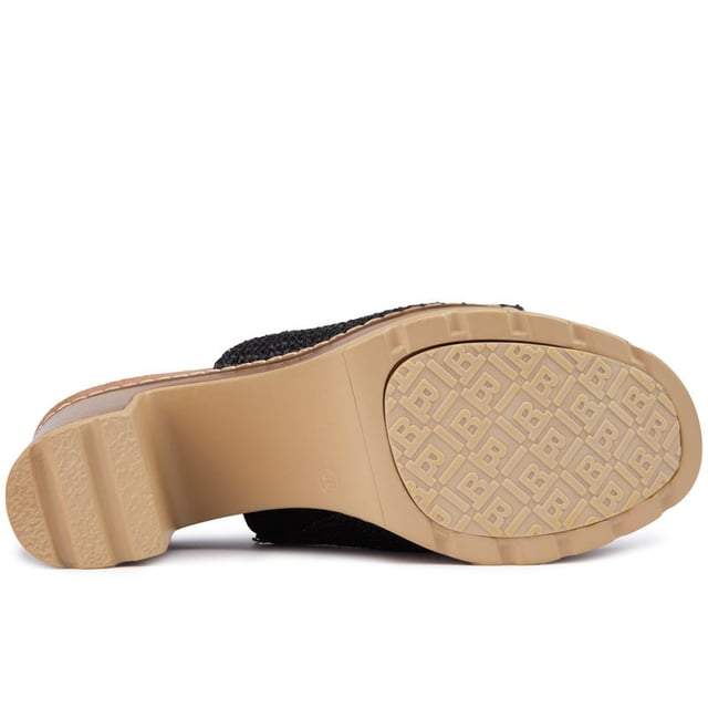 Abraza las vibras veraniegas con las sandalias de plataforma con tacón Refresh, elaboradas con materiales veganos para elevar tu estilo con conciencia y actitud. Estas sandalias de plataforma cuentan con un bonito empeine que se ajusta a tu pie, suela de goma y una plantilla de espuma viscoelástica para un confort supremo. El tacón y la plataforma de 8 cm añaden altura, mientras que la marca Refresh aporta un toque de elegancia. Éticas y elegantes, son una declaración de moda.