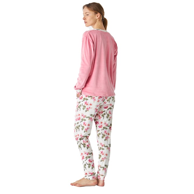 Women's long-sleeved pajamas with an elegant and comfortable design, ideal for lounging or relaxing at home.

 Made from soft velvet, these pyjamas are ideal for cool nights and offer a feeling of exceptional warmth and comfort.

 Its modern and sophisticated design adapts perfectly to the female figure, enhancing the silhouette with a chic and relaxed style.

 The set includes a solid-coloured long-sleeved top with a delicate V-neck, while the matching trousers feature an attractive print. An elasticated drawstring waist provides freedom of movement.

 Tonal exposed stitching adds a subtle yet elegant detail.

 Enjoy the softness of velvet and a design that combines fashion and functionality. Ideal for giving as a gift or for pampering yourself.
 Composition: Shirt: 95% Polyester, 5% Spandex; Pants: 95% Polyester, 5% Spandex
 Care:
-Wash on a gentle cycle.
 -Always use cold or warm water.
 -Do not use a dryer. It is better to air dry.
 -If necessary, iron at low temperatures.
 -Do not use bleach.