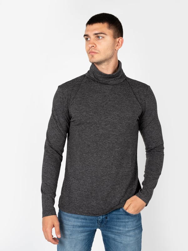 El diseño simple de este suéter es la quintaesencia de la elegancia y la versatilidad, combinando perfectamente con cualquier tipo de vestimenta, desde jeans casuales hasta pantalones de tela más formales.

Con cuello alto, que no solo añade estilo y clase, sino que también proporciona calor adicional en los días más fríos, siendo un elemento práctico en tu estilismo de invierno.

En la nuca, el emblema de la marca es un detalle discreto, pero claro, que indica pertenencia al grupo de productos de marcas premium y añade prestigio a quien lo lleva.

Hecho de tejido de alta calidad, que no solo proporciona durabilidad y resistencia al pilling, sino que también garantiza una comodidad excepcional gracias a la suavidad y elasticidad del material.