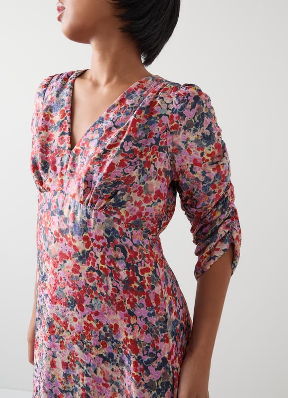 Experience an enchanting garden with the Erin petite watercolour floral jacquard dress. In a delicate pink silk, it features a V neck, full length sleeves, and an exquisite jacquard base with a back zip for a flawless fit. Perfect for evening occasions, it pairs beautifully with subtle gold accessories and elegant heels.