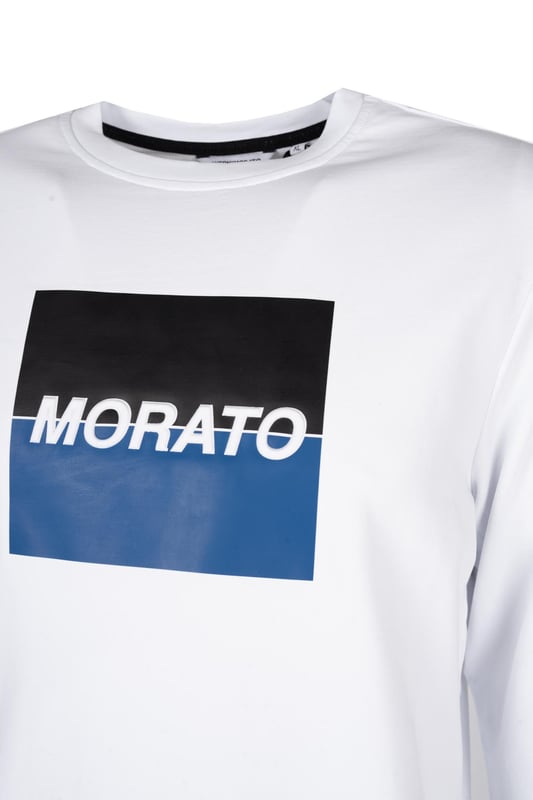 Este corte clásico funciona en cualquier atuendo casual, ofreciendo comodidad sin sacrificar un aspecto moderno.
El escote en forma de C le da a la camiseta un carácter sutil y es una excelente opción para aquellos que valoran el minimalismo con un toque de originalidad.
El estampado llamativo en el frente no es solo un elemento de moda, sino también una forma de expresar tu personalidad e intereses a través de la ropa.
Las mangas y el bajo terminados con un sólido elástico garantizan un ajuste perfecto y mantienen la forma de la camiseta durante mucho tiempo.
El estampado sutil pero reconocible con el nombre de la marca en la nuca muestra la atención al detalle y subraya la autenticidad del producto.
La tela de alta calidad con la que está hecha la camiseta asegura comodidad en el uso y durabilidad, por lo que se convertirá en tu artículo favorito del armario por muchas temporadas.