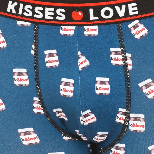 Kusjes & Liefde Boxer
 Kleur blauw
 Elastische rubberen tailleband met opeenvolgend geborduurde merknaam.
 Origineel en leuk ontwerp.
 Ademende stof.
 Anatomische voorkant met de mogelijkheid om vast te houden zonder aan te trekken.
 Bijpassende zichtbare naden.

 Samenstelling:
 95% Katoen. -5% Elastaan.

 Onderhoud:
 - Wassen op max. 30º.
 - Geen bleekmiddel gebruiken.
 - Niet in de droger.
 - Niet strijken.
 - Niet chemisch reinigen.
 Samenstelling: 95% Katoen, 5% Elastaan
 Onderhoud:
Wassen op max. temperatuur 30º.
 - Geen bleekmiddel gebruiken.
 - Niet in de droger.
 - Niet strijken.
 - Niet chemisch reinigen.