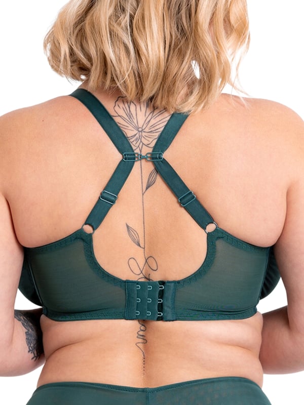 Curvy Kate Flare Plunge Bra. Underwired non padded plunge bra with a curved underband, four-section cups and side support and a J-Hook for a multiway racerback option, this bra offers uplift, forward projection and fuller coverage with a lower neckline . The product is recommended for hand wash only.