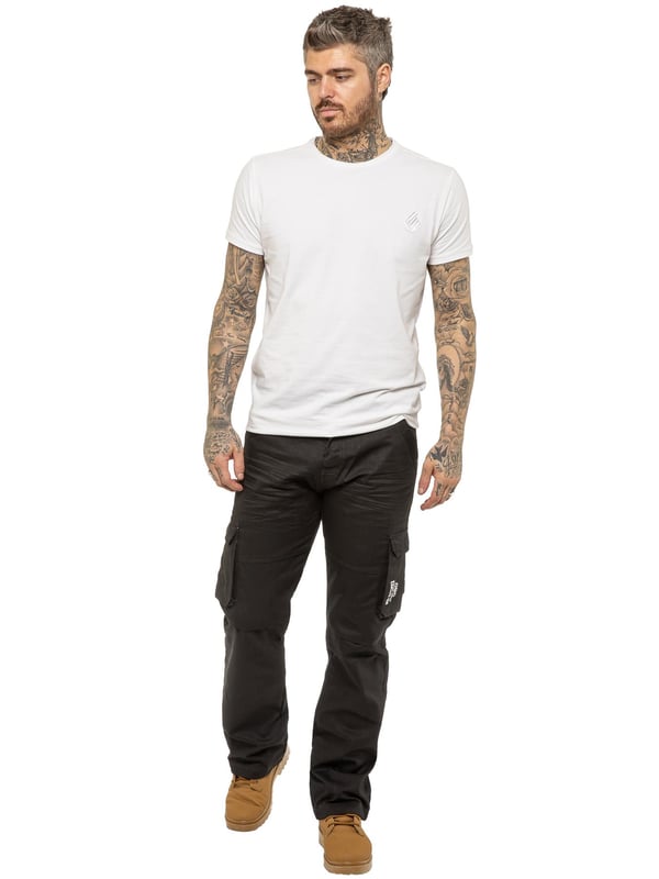 Jeans med combat fit är det perfekta valet för män med en aktiv livsstil och är praktiska och bekväma oavsett om det gäller arbetsveckan eller en hektisk helg. Denna modell med knappslå är tillverkad av slitstark, maskintvättbar denim i bomullsblandning och har gott om fickor med lock för dina verktyg och andra viktiga saker. Denna bekväma, löst skurna design ger fullständig rörelsefrihet och med ett stort storleksintervall finns det ett par som passar alla. (EZ08)