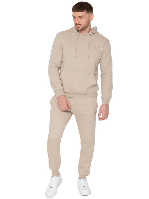 Refresca tu guardarropa casual con el Conjunto Enzo Pullover para Hombre. Este elegante conjunto combina una sudadera de mezcla suave de algodón y poliéster con puños acanalados, capucha con cordón y bolsillos canguro para mayor comodidad. El logo bordado de Enzo añade un toque de moda. Combinado con joggers de corte ajustado que cuentan con cintura elástica, logo bordado y forro de felpa, este conjunto ofrece tanto confort como estilo, perfecto para el uso diario