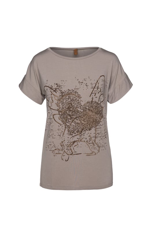 Si la simplicidad es clave, entonces esta camiseta fácil de llevar de Shirts We ♥ abrirá muchas puertas. Confeccionada en micromodal supersuave con un toque de elastano para un ajuste perfecto, esta camiseta estampada añadirá una abundancia de estilo abstracto a tu vestuario de clima cálido. El logotipo de Shirts We ♥ con strass adorna discretamente la parte inferior izquierda del frente. Cuello redondeado. Mangas cortas. Dobladillo ancho en los puños. La modelo mostrada mide 178 cm (5'10'') y usa talla 10 del Reino Unido.