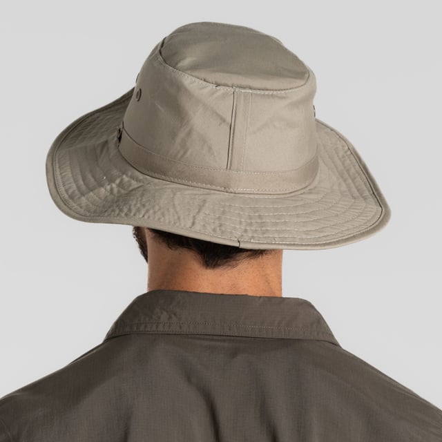 Take to your travels in this classic safari-style travel hat. Constructed from insect bite-proof polyester cotton, it features inbuilt sun protection and a stain-repellent finish. A concealed pocket provides a handy stash for cash and cards.