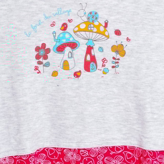 Baby romper in printed cotton.
 Round neck.
 Long sleeve.
 Ribbed collar and cuffs.
 Hook and eye closure at the back.
 Seams seen in tone.
 Composition: 98% Cotton, 2% Polyester
 Care:
Washing instructions:
 - Wash maximum at 30ºC.
 - Iron maximum at 110ºC.
 - It is not allowed to use a dryer.
 - Do not use bleach.
 - Does not support dry cleaning. -Do not twist to drain.
