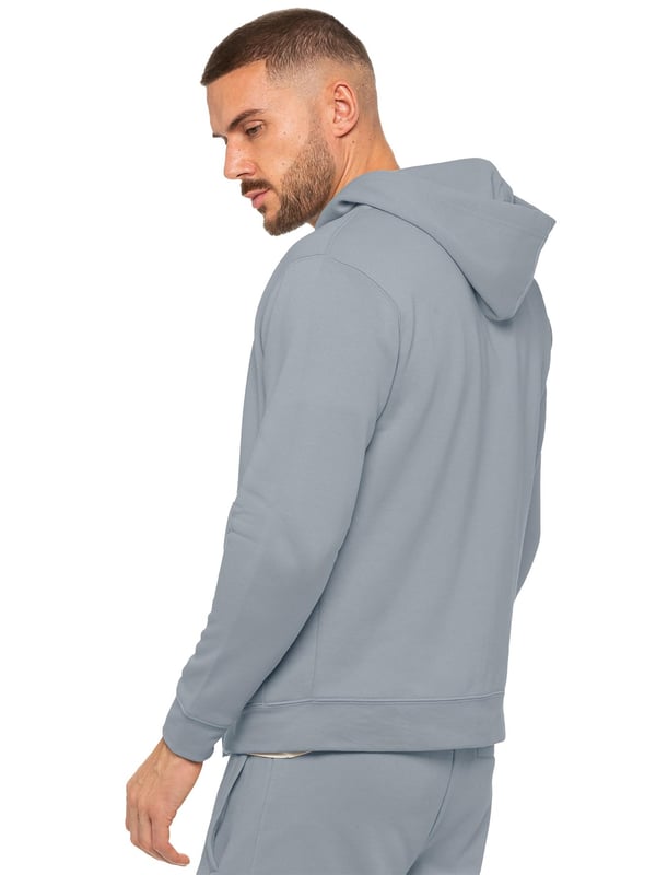 Wir präsentieren den Enzo Herren Kapuzenpullover mit Reißverschluss, eine vielseitige Ergänzung Ihrer Garderobe. Mit Blick auf Komfort und Stil gefertigt, verfügt dieser Hoodie über Bündchen an den Handgelenken und eine verstellbare Kapuze mit Kordelzug für eine individuelle Passform. Mit praktischen Seitentaschen bietet er sowohl Funktionalität als auch Mode. Abgerundet mit einem Enzo-Druck, verbindet dieser Hoodie nahtlos Praktikabilität mit modernem Design.