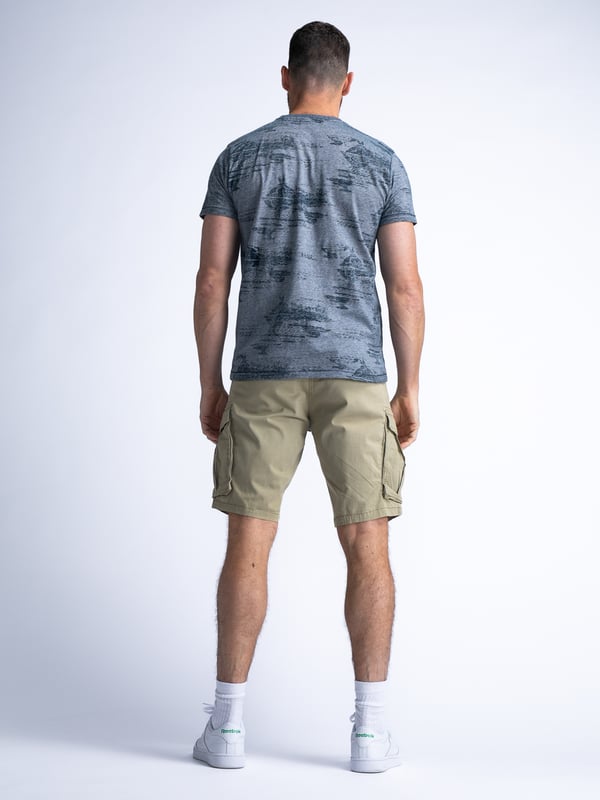 Cargo-Shorts mit passendem Gürtel. Die Shorts haben einen Hosenschlitz mit Knopf- und Reißverschluss. Diese Shorts sind mit zwei seitlichen Eingrifftaschen, zwei Gesäßtaschen mit Patte und Druckknöpfen und zwei Cargotaschen mit Druckknöpfen ausgeführt. In verschiedenen Farben erhältlich. Cargo-ShortsHosenschlitz mit einem Knopf- und ReißverschlussSeitliche Eingrifftaschen, Gesäßtaschen und Cargotaschen83 % Baumwolle, 15 % recycelte Baumwolle, 2 % ElastanDas Model ist 185 cm groß und trägt Größe L.
