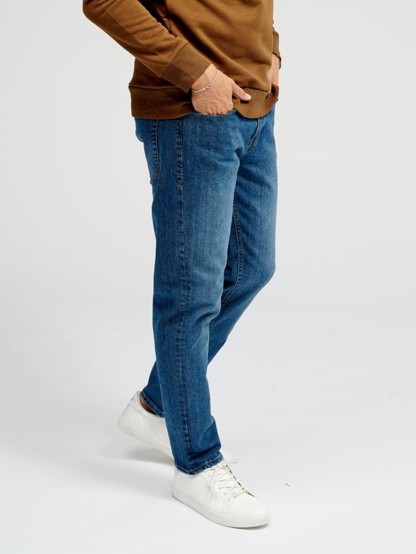 Gewone jeans van TeeShoppen  Deze jeans van TeeShoppen zijn zowel strak als comfortabel. Met jeans van TeeShoppen kun je je het hele jaar door vrij en comfortabel voelen. Een paar goede en comfortabele jeans is een must-have in elke garderobe. Hier zie je jeans in de kleur blauw. 
  Welke maat heeft de jeans?  Jeans kunnen worden geselecteerd in 36 verschillende maten. Bekijk en kies de maat onder "maat". De maten zijn aangepast voor mannen. 
  Over TeeShoppen  Bij TeeShoppen hebben we ons eigen productassortiment ontwikkeld. Het doel van ons assortiment is om je de mogelijkheid te geven om je garderobe te versterken met kleding die zowel basic als modern is. Maar ook al zijn de kleren basic, we hebben niet ingeboet op kwaliteit of ontwerp. De kledingstukken zijn gemaakt van luxe materialen die comfortabel zijn om te dragen en zijn ontworpen om te stylen voor elke gelegenheid. Wil je een tijdloze leverancier van mode voor zowel mannen als vrouwen? Dan is TeeShoppen de plek voor jou. We zijn specialisten in de verkoop van basic kleding. Je betaalt niet voor dure merken en kosten, maar alleen voor kwaliteit en service. En natuurlijk breiden we voortdurend ons assortiment uit in lijn met de mode, zodat je altijd moderne basic kleding bij ons kunt vinden.