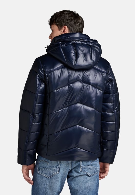 G Star Raw Jacke Diese Steppjacke für Herren ist ideal für kalte Tage. Die Jacke hat ein schönes warmes Futter und ist mit einer wasserabweisenden Ausrüstung versehen. Es hat eine reguläre Passform, die genügend Bewegungsfreiheit und hohen Tragekomfort bietet. Durch Kordelzüge in der Taille lässt sich die Weite regulieren. Die Kapuze lässt sich hoch schließen und mit einem Kordelzug verstellen, um den Hals vor Wind und Kälte zu schützen. Außerdem verfügt es über einen Schirm, der per Druckknopf befestigt werden kann. Geschlossen wird die Jacke mit einem durchgehenden Reißverschluss, der mit einem Windschutz versehen ist. Die elastischen Bündchen verhindern das Eindringen von Kälte und ein Verrutschen der Ärmel. In den beiden seitlichen Paspeltaschen mit Druckknöpfen kannst du deine Hände wärmen oder Kleinigkeiten verstauen. Das dezente Label auf der Brust rundet das Design ab.