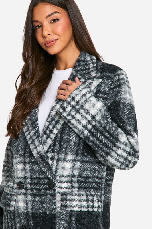 Wrap up in the latest coats and jackets and get out-there with your outerwearBreathe life into your new season layering with the latest coats and jackets from boohoo. Supersize your silhouette in a padded jacket, stick to sporty styling with a bomber, or protect yourself from the elements in a plastic raincoat. For a more luxe layering piece, faux fur coats come in fondant shades and longline duster coats give your look an androgynous edge.