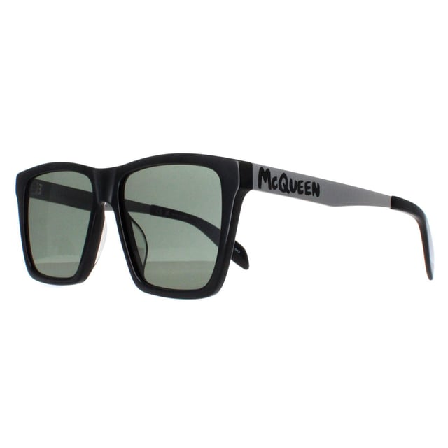 Las gafas de sol Alexander McQueen AM0352S 002 en negro brillante y gris verde plateado redefinen las gafas contemporÃ¡neas con su diseÃ±o atrevido y su impecable elaboraciÃ³n. Estas gafas de sol cuentan con una silueta cuadrada distintiva que llama la atenciÃ³n, encapsulando perfectamente la estÃ©tica vanguardista de la marca. La elegante montura estÃ¡ adornada con el logotipo de McQueen en las patillas, aÃ±adiendo un toque de encanto rebelde a cualquier look. Las gafas de sol AM0352S combinan a la perfecciÃ³n moda y funcionalidad gracias a sus lentes de gran tamaÃ±o que aportan estilo y protecciÃ³n UV superior. Marca tendencia y transmite confianza a cada paso con estas icÃ³nicas gafas de sol Alexander McQueen, el accesorio definitivo para quienes se atreven a superar los lÃ­mites del estilo.