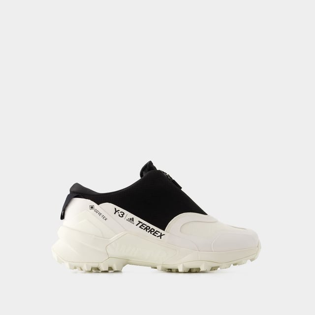 Kleuren: Zwart - Zwart/Zwart/Off White. Hoofdmateriaal: glad kalfsleer. Materiaal zool: rubber. Sluiting: veters bovenaan. Tipvorm: rond. Pasvorm: op maat - Maatvoering: Europees.