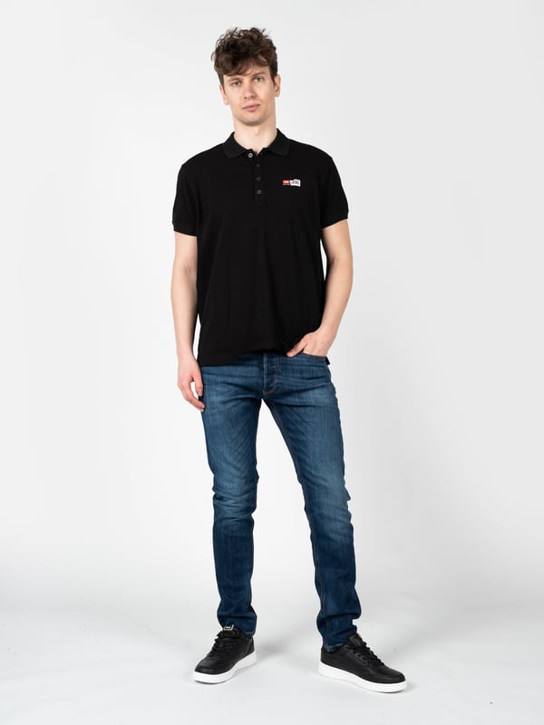 Slim Fit - Dieser Schnitt passt sich perfekt der Figur an, hebt ihre Vorteile hervor ohne zu stark zu drücken, was einen ganztägigen Tragekomfort gewährleistet.
Low Waist - Eine niedrige Taille sorgt dafür, dass die Jeans sich gut mit verschiedenen Stilen kombinieren lassen, von casual bis hin zu eleganteren, und verleiht Freiheit und ein modernes Aussehen.
Slim Leg - Enge Hosenbeine schaffen eine schlanke und verlängerte Beinoptik, was besonders in modischen, städtischen Outfits gewünscht ist.
Außergewöhnliche Knöpfe mit dem Logo der Marke sind nicht nur funktional, sondern auch ein subtiler, designerischer Akzent in deiner Kleidung.
Ein leicht zum Boden hin verjüngender Schnitt der Hosenbeine bewirkt, dass die Jeans perfekt mit verschiedensten Schuhtypen harmonieren, von Sneakern bis zu eleganten Schuhen.
Vorne drei Taschen, hinten zwei bieten Komfort und Platz für kleine Gegenstände, während sie gleichzeitig das klassische Aussehen der Hose bewahren.
Ein Patch mit dem Markennamen an der vorderen Tasche ist nicht nur ein Zeichen für Qualität, sondern auch ein markantes Element, das Charakter und Wiedererkennungswert zu deinem Outfit hinzufügt.
Aus hochqualitativem Stoff gefertigt, garantiert es die Langlebigkeit und Robustheit der Jeans sowie Tragekomfort durch seine Weichheit und Elastizität.
