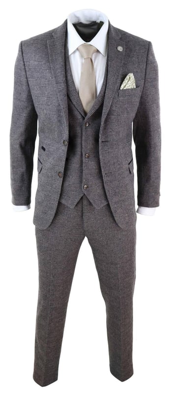 Strak, strak en verfijnd: zie er goed uit met dit premium driedelige pak van bruine tweed. Volg de trends van je Shelby-broer uit de Peaky Blinders-bende met dit retro tweed peaky blinders-pak, gemaakt van een luxe Italiaanse wolmix. Dit pak, compleet met blazer, gilet en broek, zorgt ervoor dat je er altijd verzorgd en verzorgd uitziet, waar je ook gaat, ongeacht de gelegenheid of het evenement. Dit vintage tweedpak, een al lang bestaand mode-icoon uit de 19e eeuw, is een perfecte aanvulling op de garderobe van elke man.